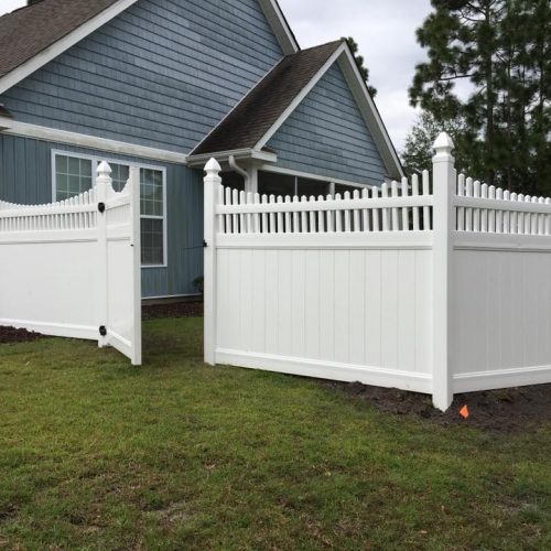 white picket vinyl fence